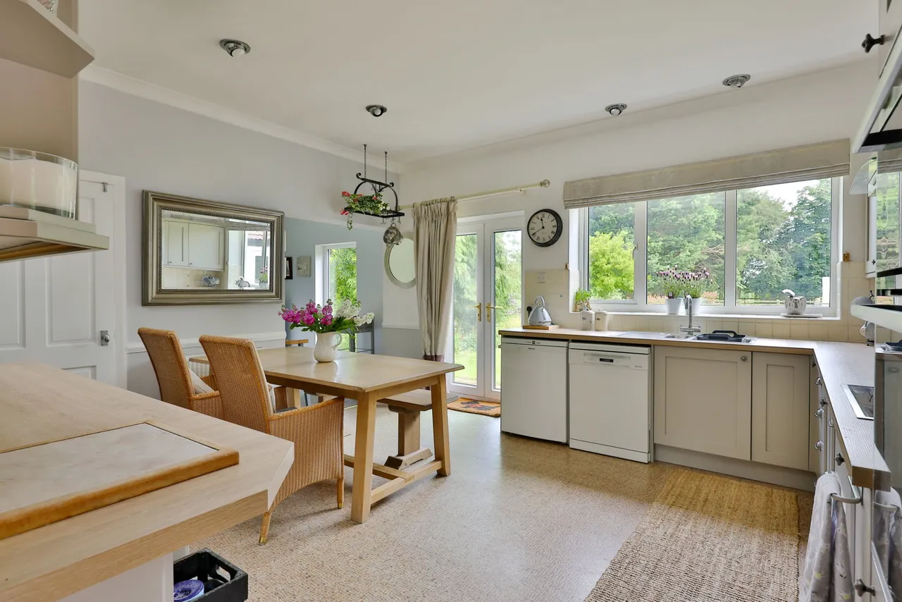 New Village Road, Little Weighton, photo 8