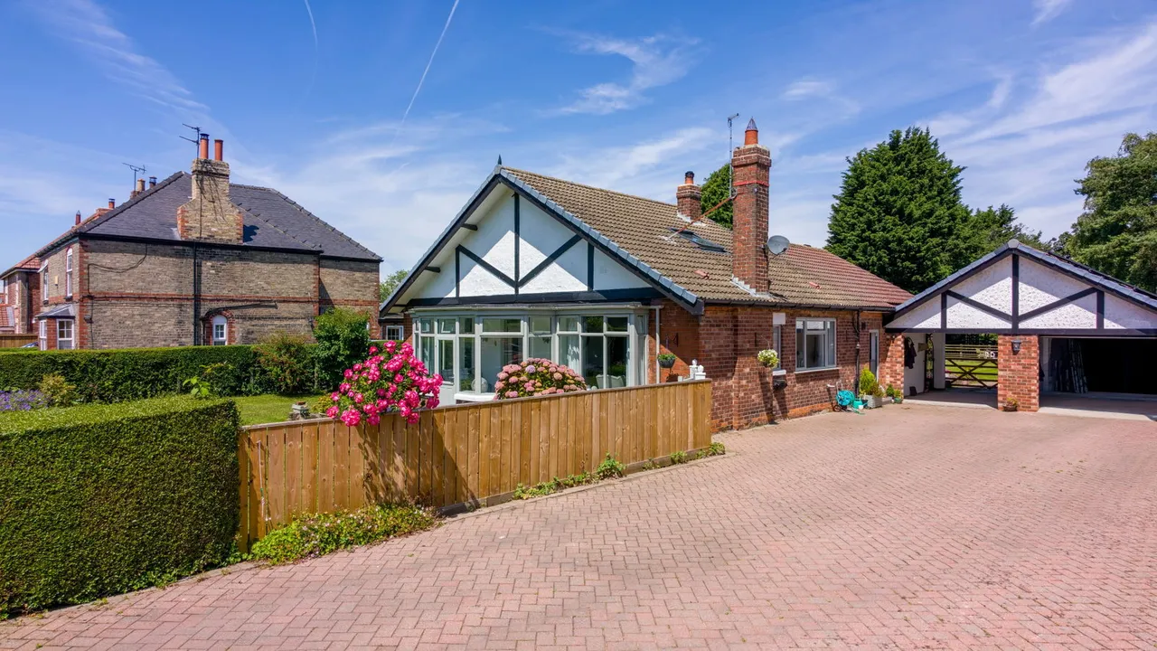 New Village Road, Little Weighton, photo 6