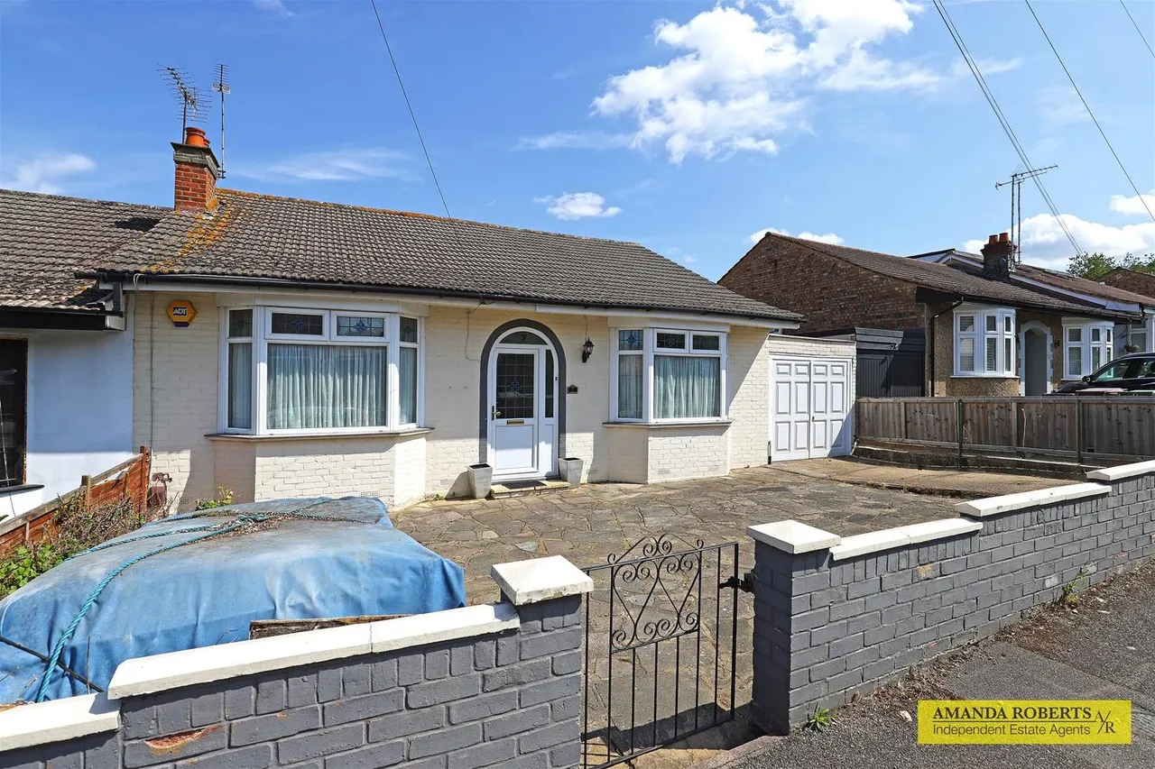 3 bed house for sale — Margaret Avenue, Chingford