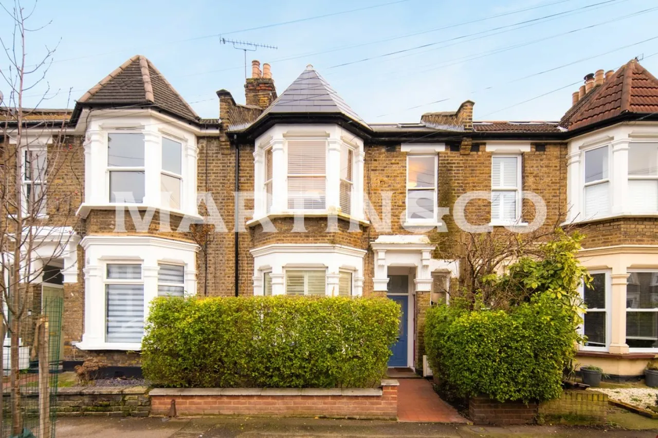 3 bed flat for sale — Newport Road, Leyton