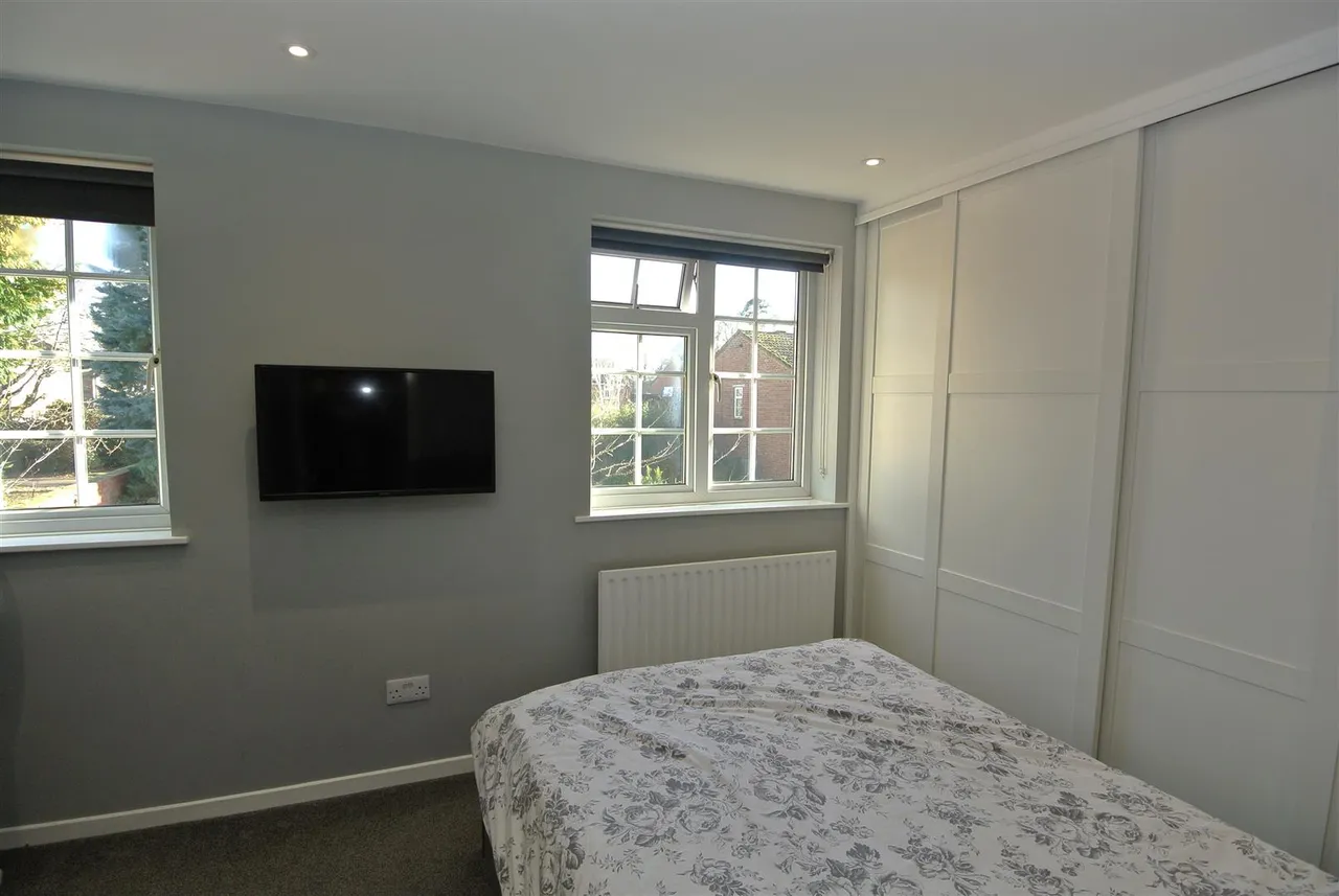Larksfield, Englefield Green, Surrey, TW20 0RA, photo 10