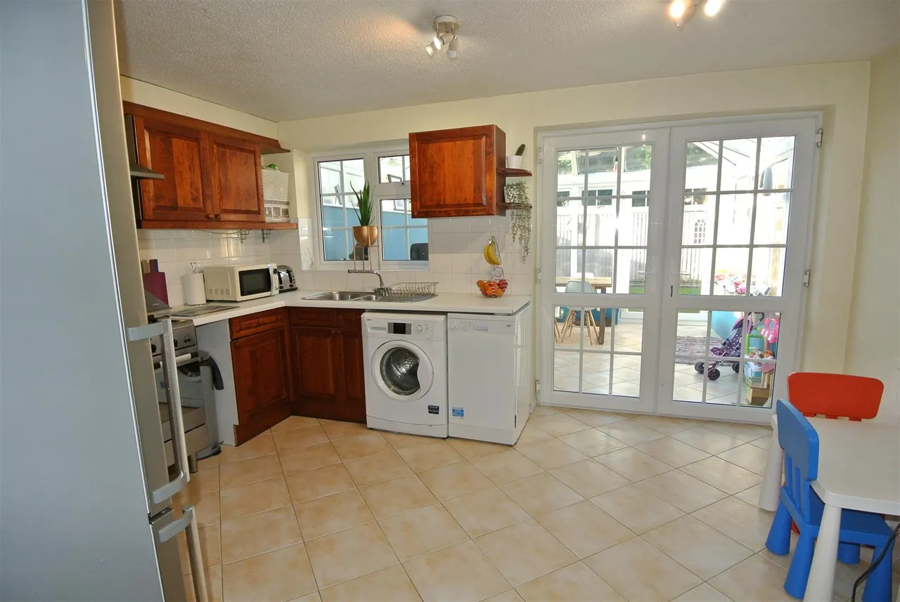 Larksfield, Englefield Green, Surrey, TW20 0RA, photo 6
