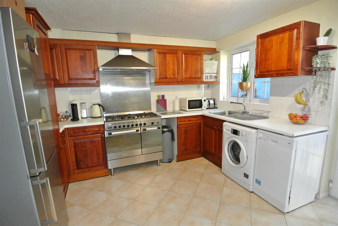Larksfield, Englefield Green, Surrey, TW20 0RA, photo 5