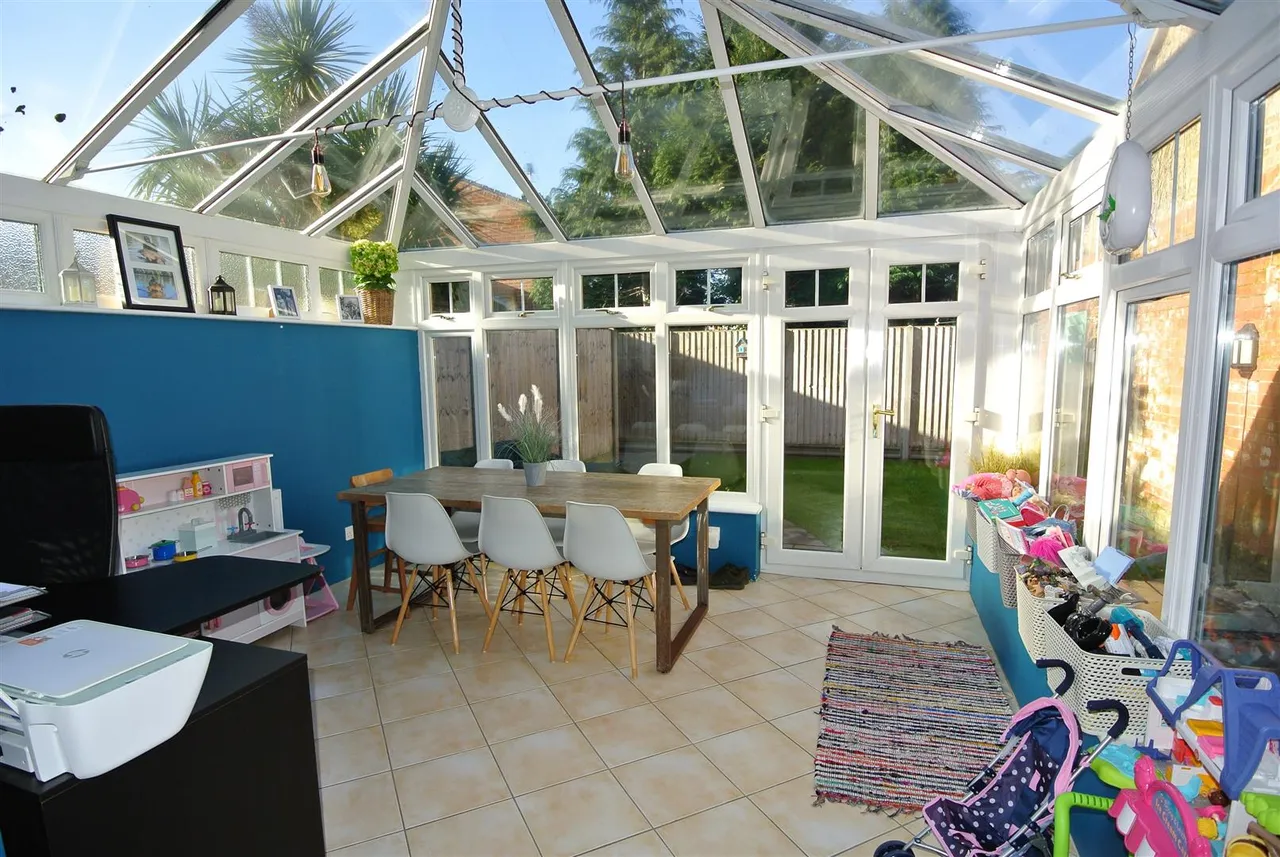 Larksfield, Englefield Green, Surrey, TW20 0RA, photo 7