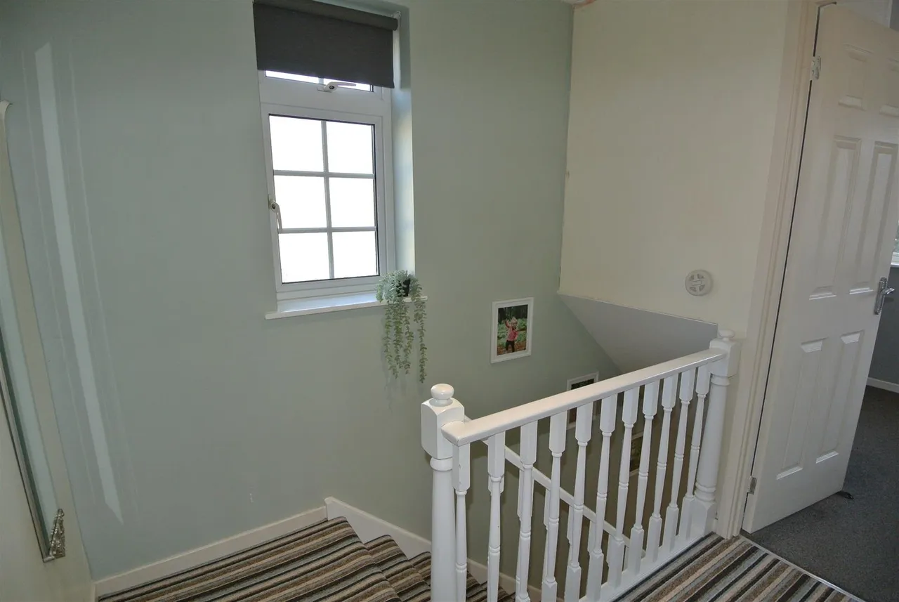 Larksfield, Englefield Green, Surrey, TW20 0RA, photo 8