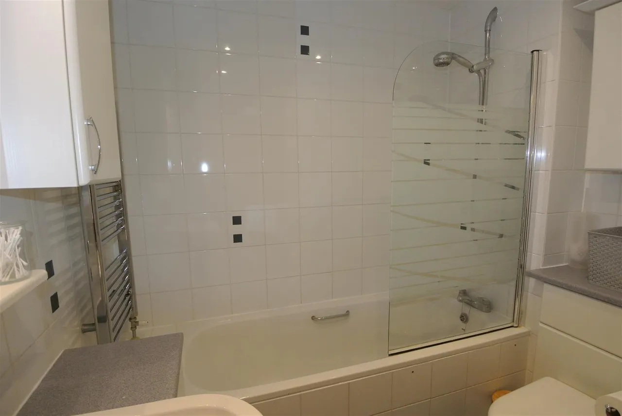 Larksfield, Englefield Green, Surrey, TW20 0RA, photo 15