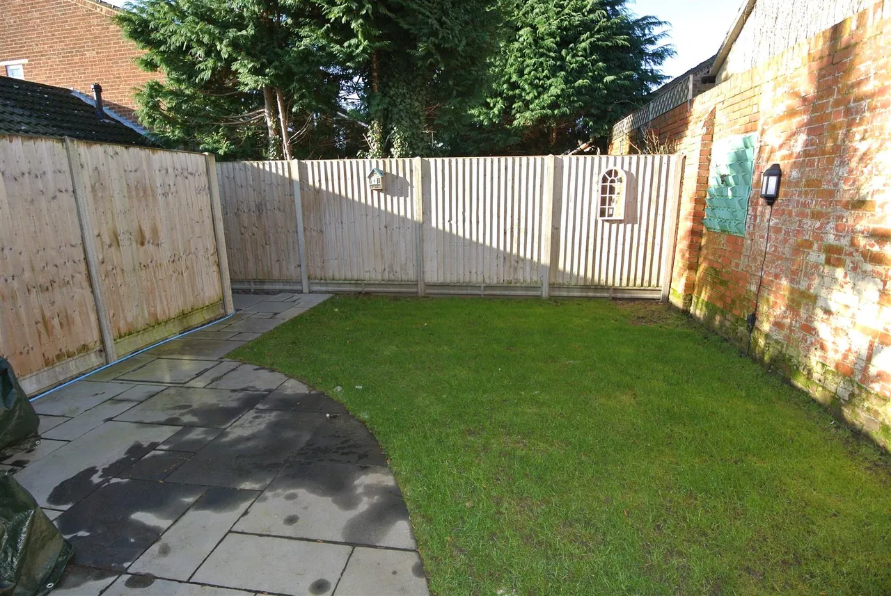 Larksfield, Englefield Green, Surrey, TW20 0RA, photo 17