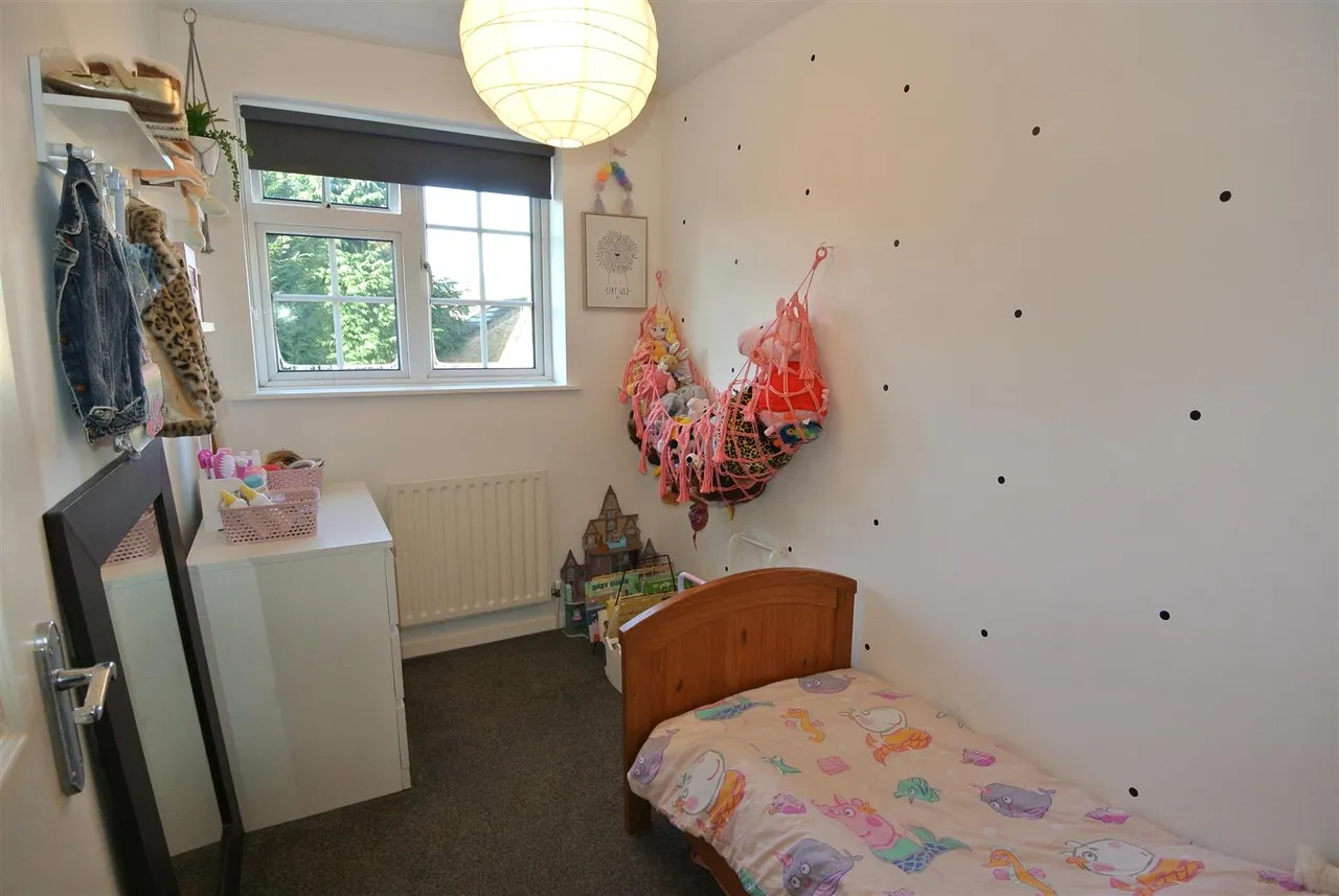 Larksfield, Englefield Green, Surrey, TW20 0RA, photo 14