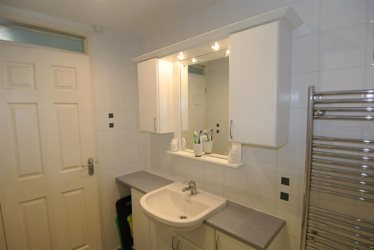 Larksfield, Englefield Green, Surrey, TW20 0RA, photo 16