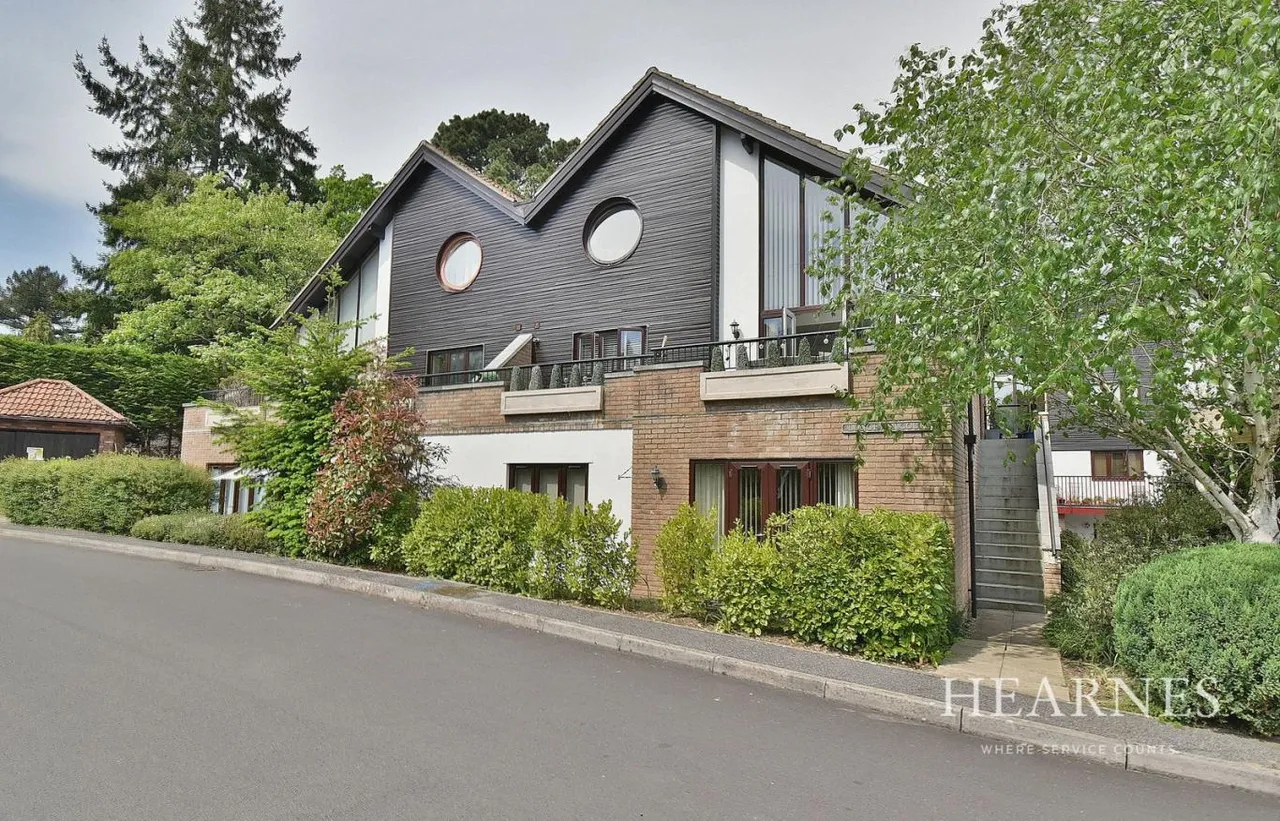 3 bed flat for sale, Longham Court, BH22