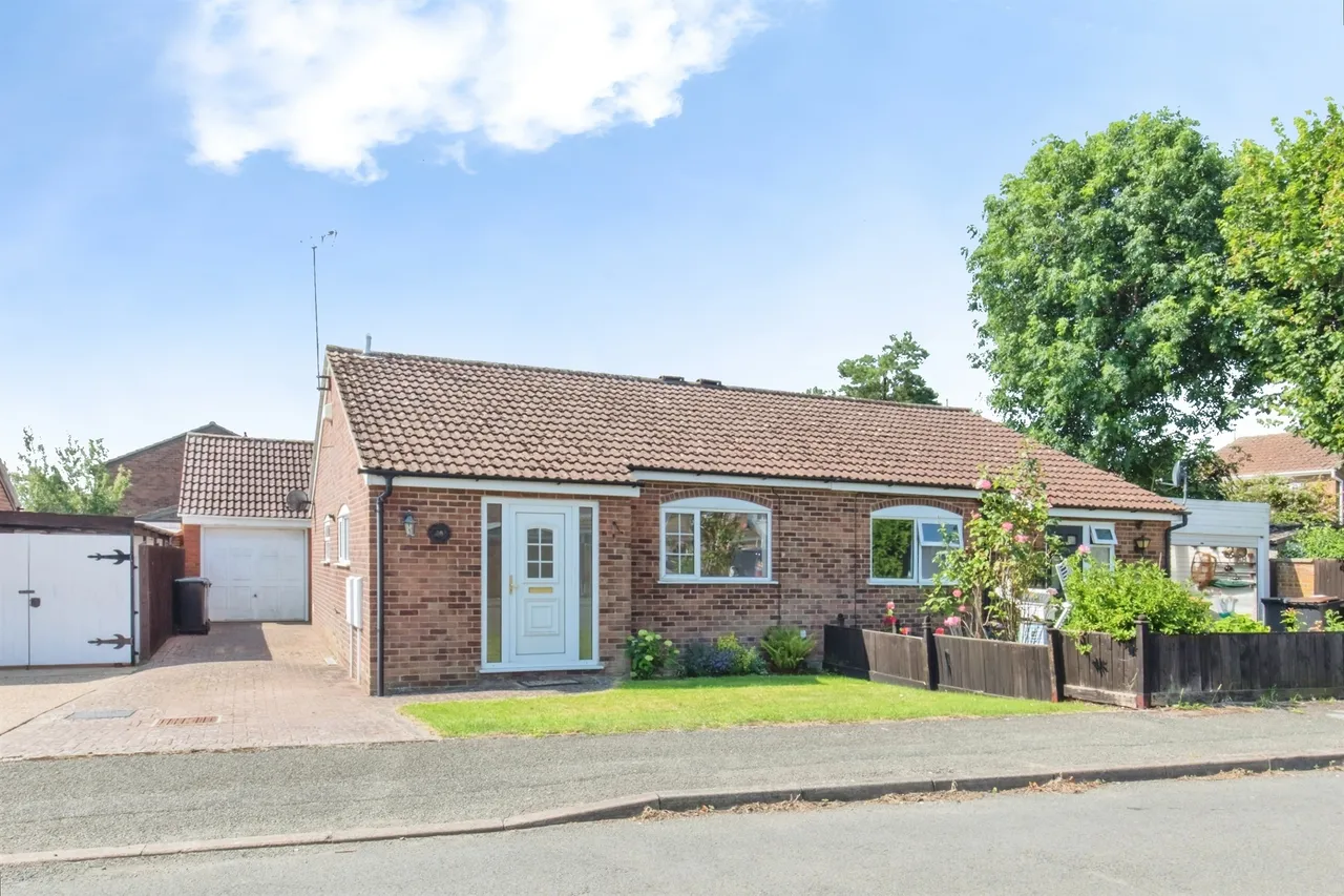 2 bed house for sale — Windmill Lane, Raunds