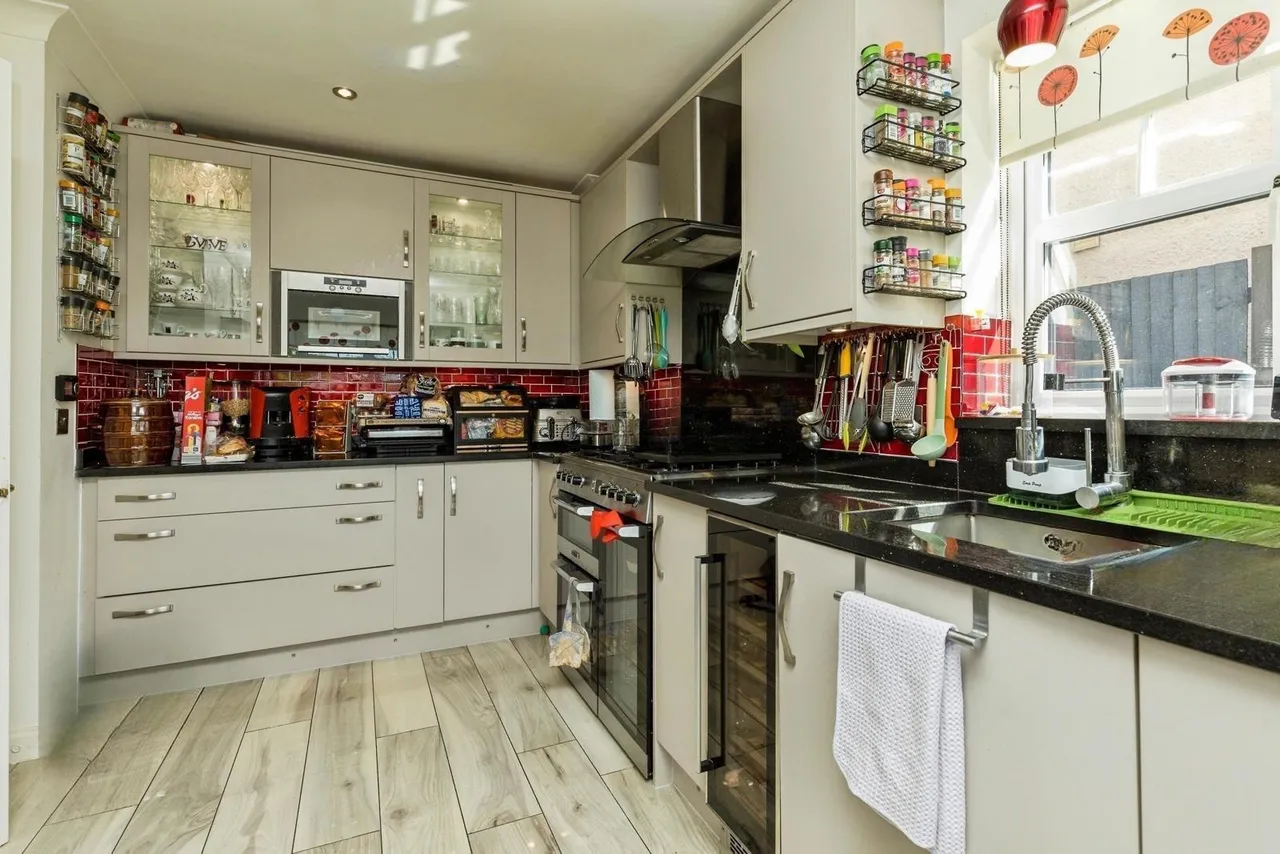 Upfield, Horley, RH6, photo 6