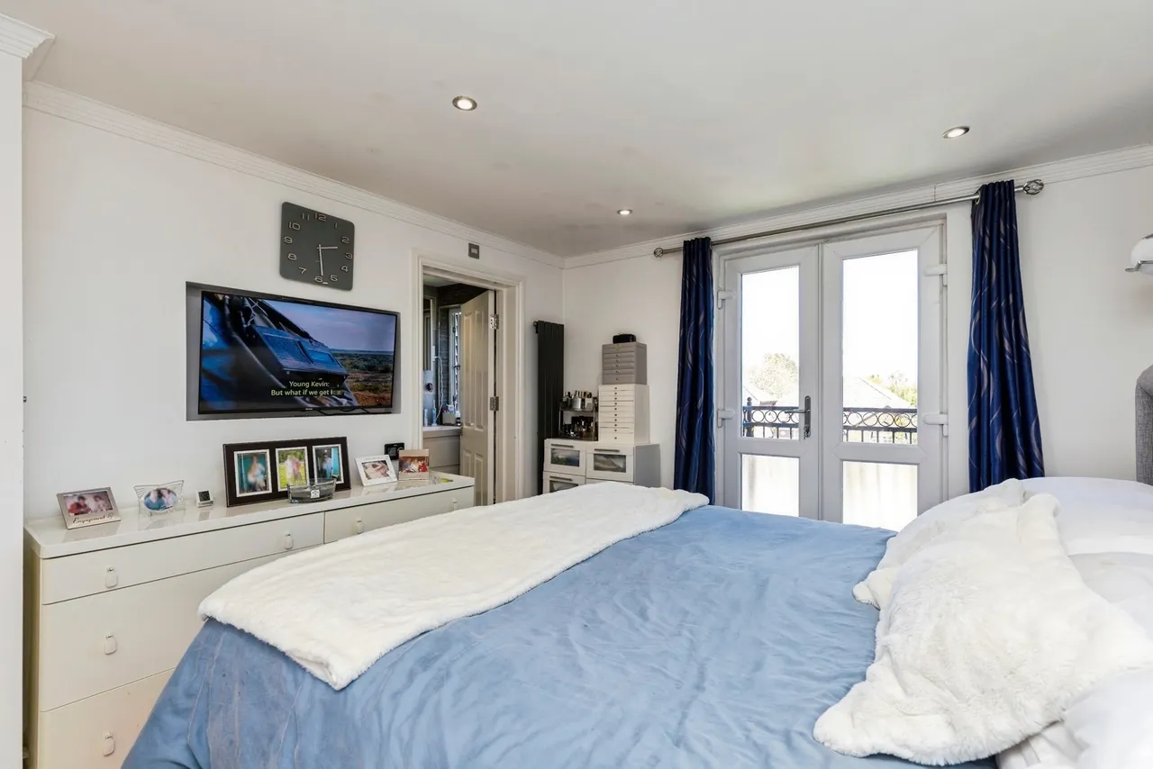 Upfield, Horley, RH6, photo 9
