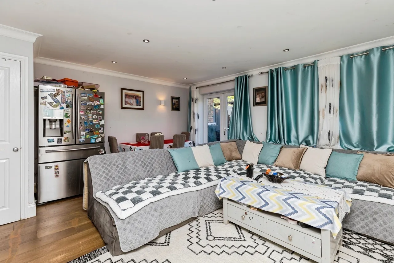 Upfield, Horley, RH6, photo 8