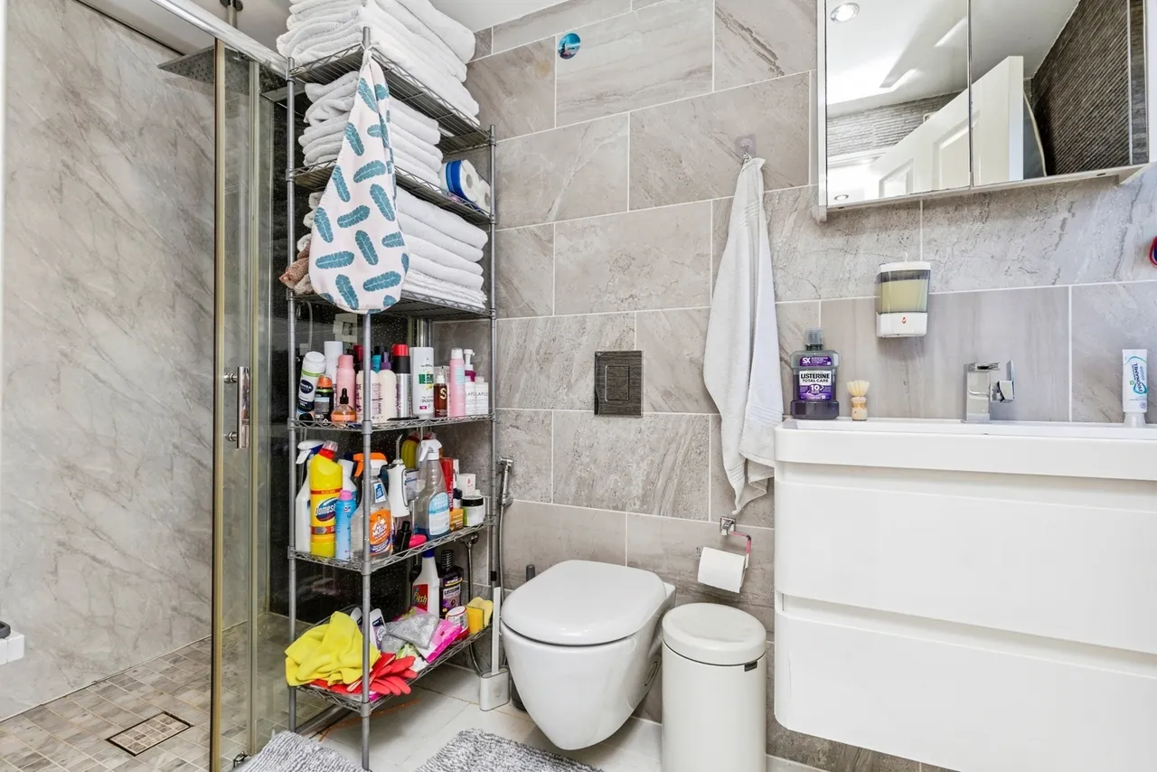 Upfield, Horley, RH6, photo 10