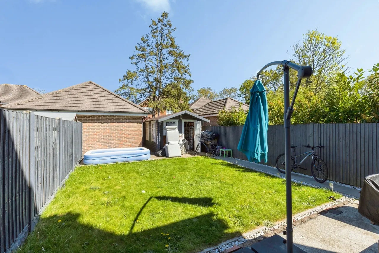 Upfield, Horley, RH6, photo 2
