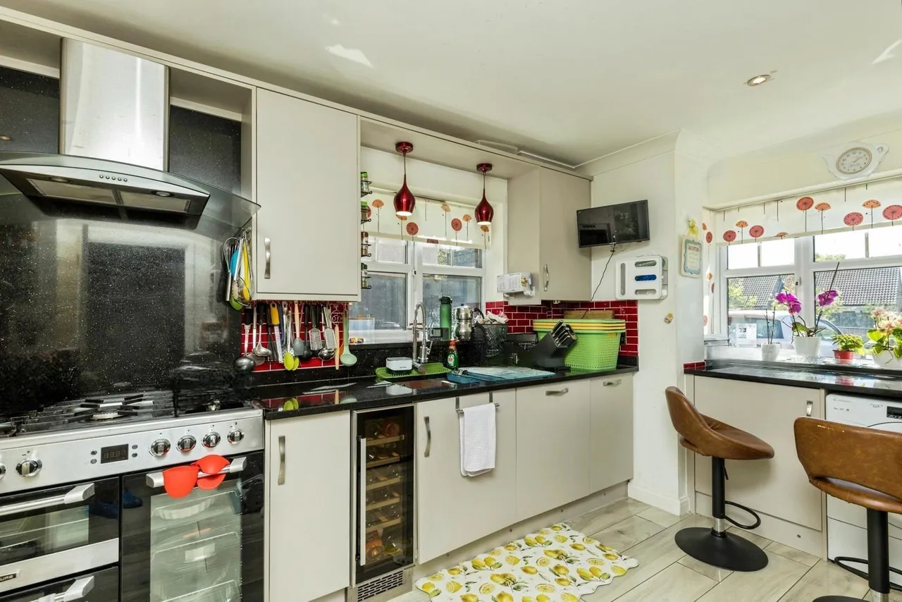 Upfield, Horley, RH6, photo 7
