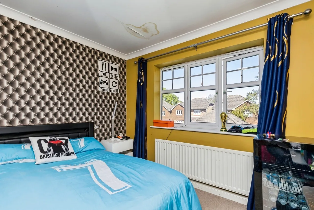 Upfield, Horley, RH6, photo 16