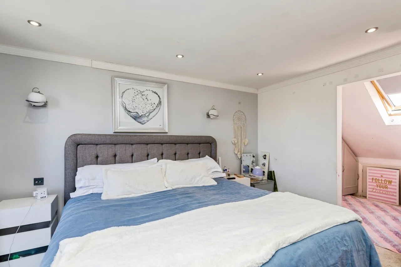 Upfield, Horley, RH6, photo 13