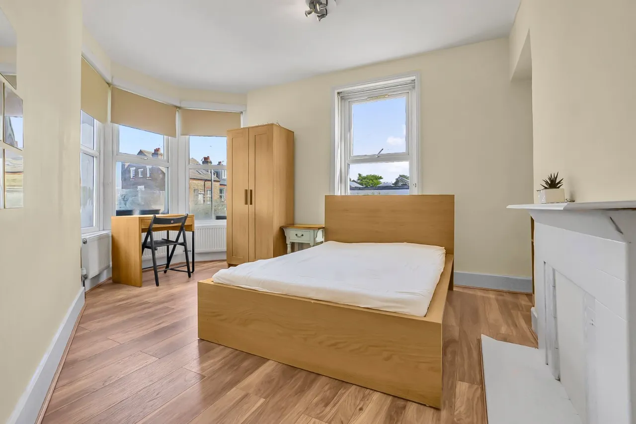 3 bed flat to rent, Barmouth Road, London, SW18