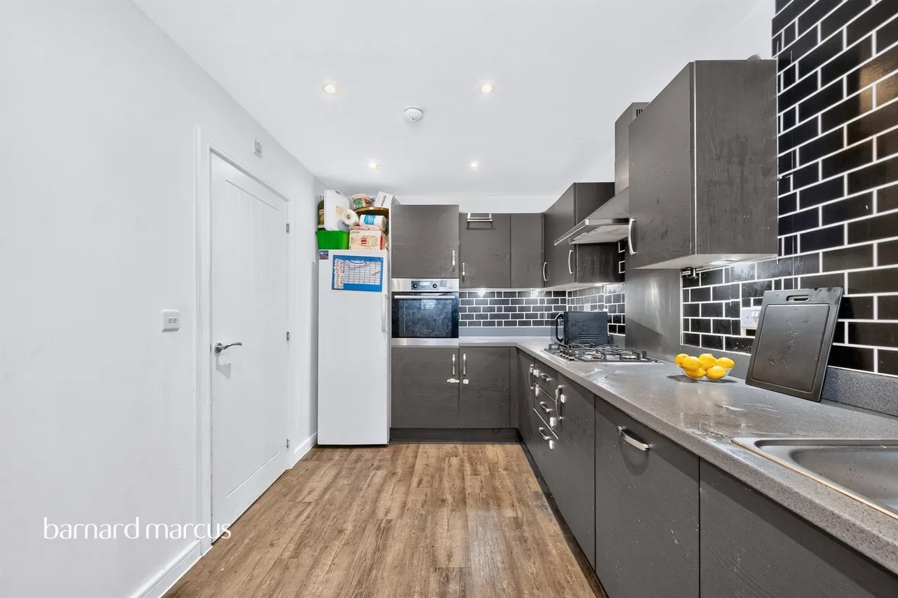 Scotts Farm Road, Epsom, photo 12