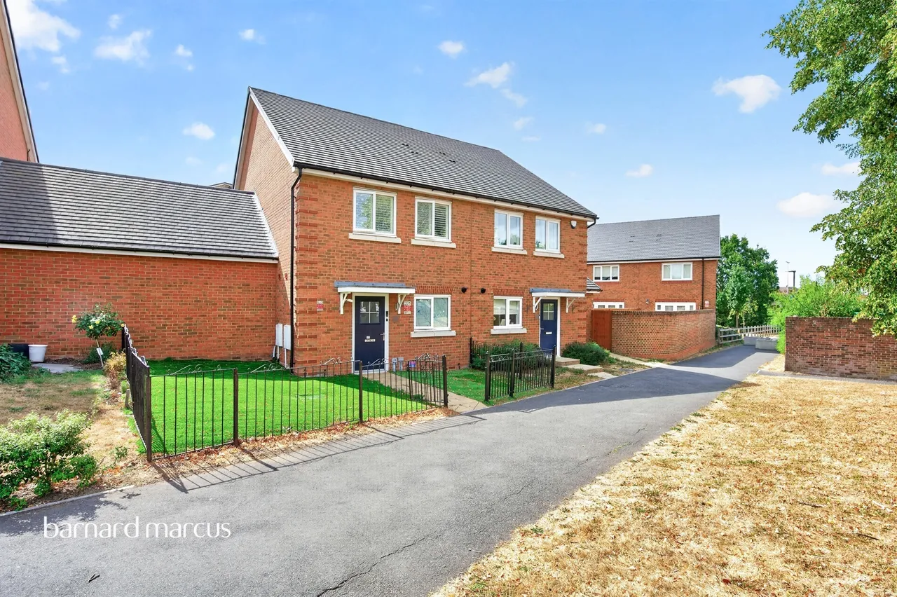 3 bed house for sale — Scotts Farm Road, Epsom