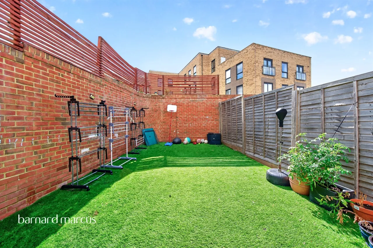 Scotts Farm Road, Epsom, photo 9