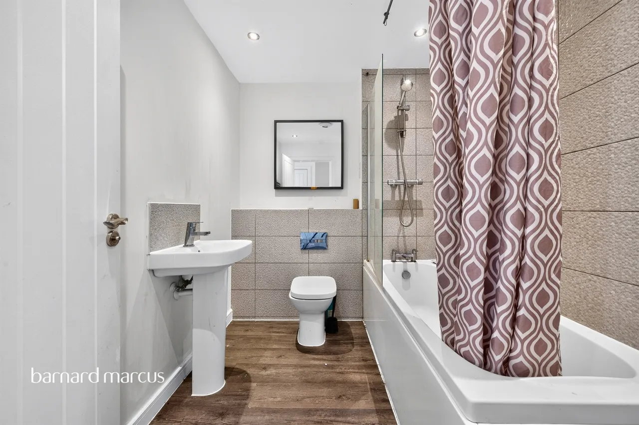 Scotts Farm Road, Epsom, photo 7