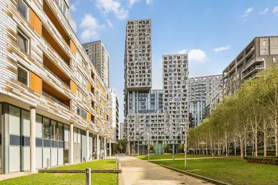 Lincoln Plaza, London