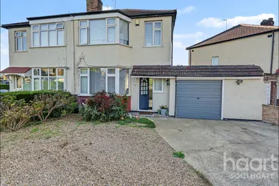 Pevensey Avenue, Enfield, EN1
