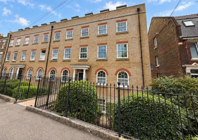 32 New Road, Rochester, Kent, ME1 1DX