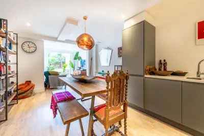 17 Kempton Mews, LONDON