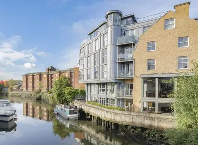London Road, Brentford, TW8