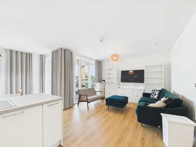 Quayle Crescent, London, N20