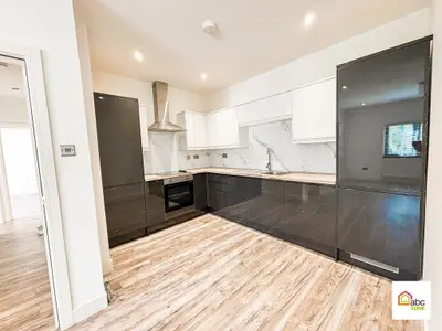 Flat 2, 131 London Road North, Merstham, Redhill, Surrey, RH1 3AL