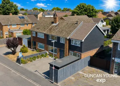 Parkway, Little Paxton, PE19