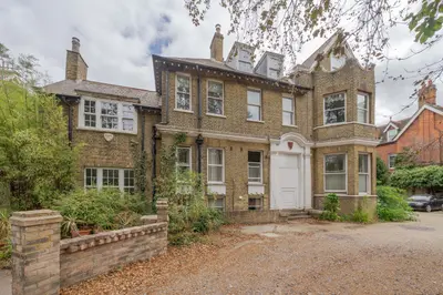 Gunnersbury Avenue, Ealing, W5