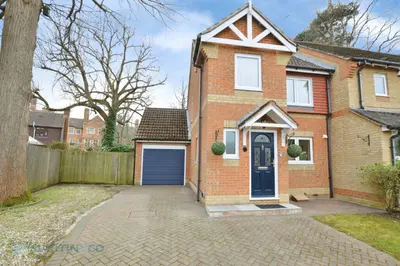 Candlerush Close, Woking, GU22