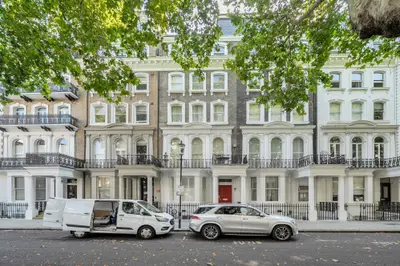 8 Chase Court, 28-29 Beaufort Gardens, London