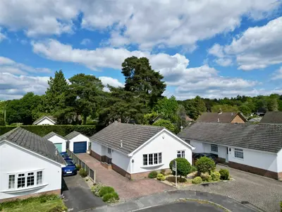 Pineholt Close, St. Ives, Ringwood, Dorset, BH24 2NE
