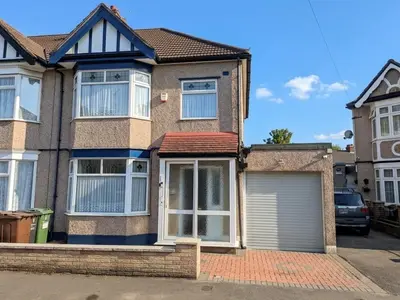 Woodlands Avenue, Romford, Essex RM6 6EA