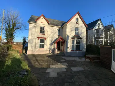 North Road, Holsworthy