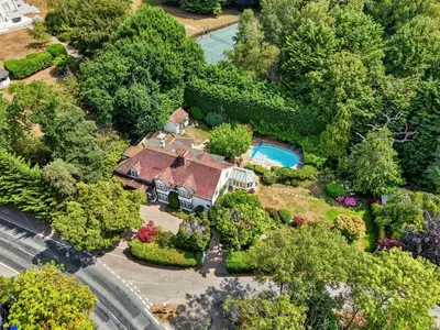 Theydon Road, Epping, Essex, CM16 4EE