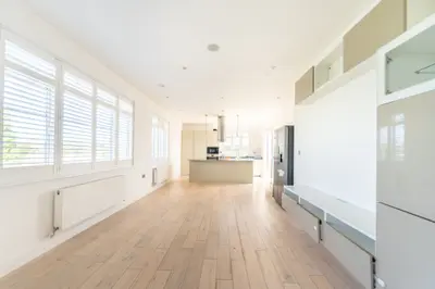 Flat 28, Oman Court, London