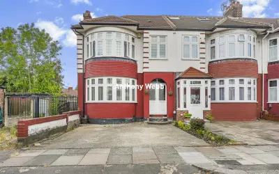 Huxley Place, Palmers Green, N13