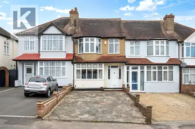 Stoneleigh Avenue, Worcester Park, KT4