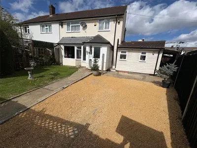 Perring Avenue, Farnborough, GU14