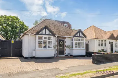 Mowbray Avenue, Byfleet, KT14