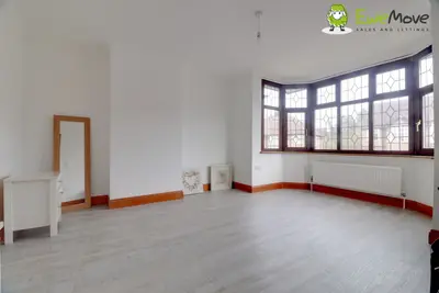 Elmwood Crescent, Luton, LU2