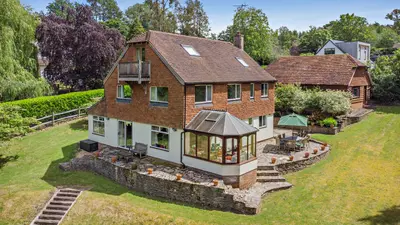 Fernbrae Close, Rowledge, Farnham, Surrey, GU10 4ED
